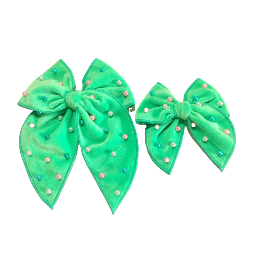 These spring green velvet pearl tied bows are ready to package and resell to your customers no sewing or measuring necessary! These hair bows come with a alligator clip already attached. Along with white and green pearls.