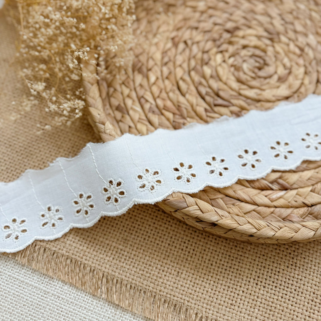 Trim 29 - solid in 1 yard increments
Perfect For:
Hair bows, headbands, accessories
Bag accents, keychains, wristlets
Sewing projects, garment trim
Scrapbooking, card making, DIY crafts
Holiday décor, gift wrapping
Adding texture and dimension to your handmade designs