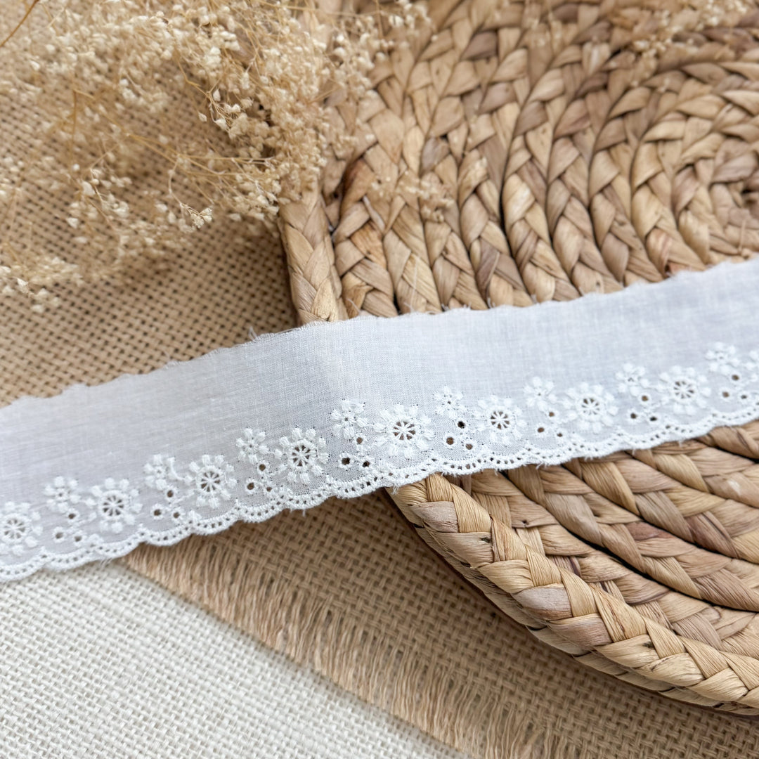 Trim 25 - solid in 1 yard increments
Perfect For:
Hair bows, headbands, accessories
Bag accents, keychains, wristlets
Sewing projects, garment trim
Scrapbooking, card making, DIY crafts
Holiday décor, gift wrapping
Adding texture and dimension to your handmade designs