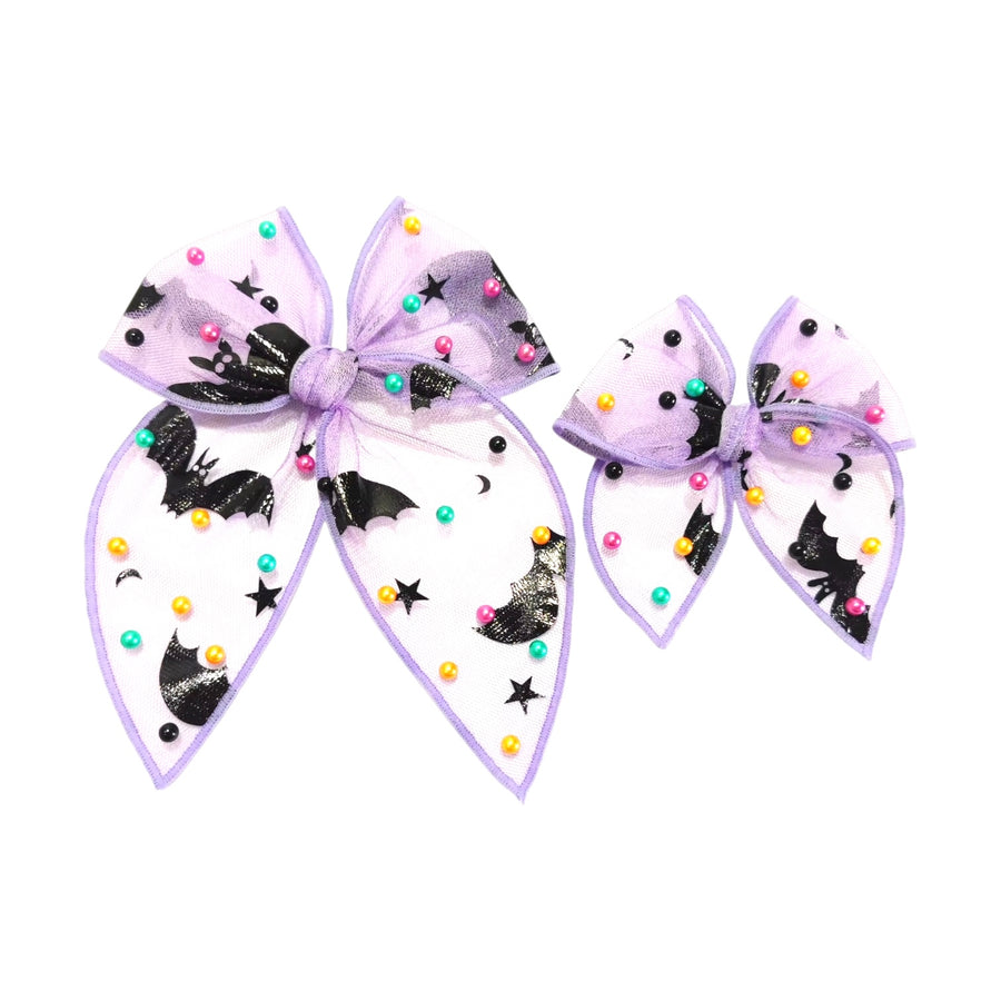 These Halloween themed pre-cut tied bows are ready to package and resell to your customers no sewing or measuring necessary! These hair bows come with a clip already attached.